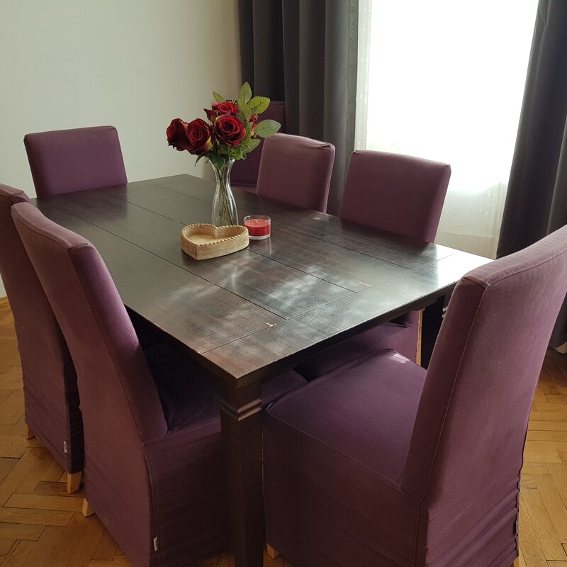 Stilvolles Esszimmer mit dunklem Holztisch & lila Stühlen – 3-Zimmer Wohnung, Kurzzeitmiete Wien, Wohnen auf Zeit 1–6 Monate.