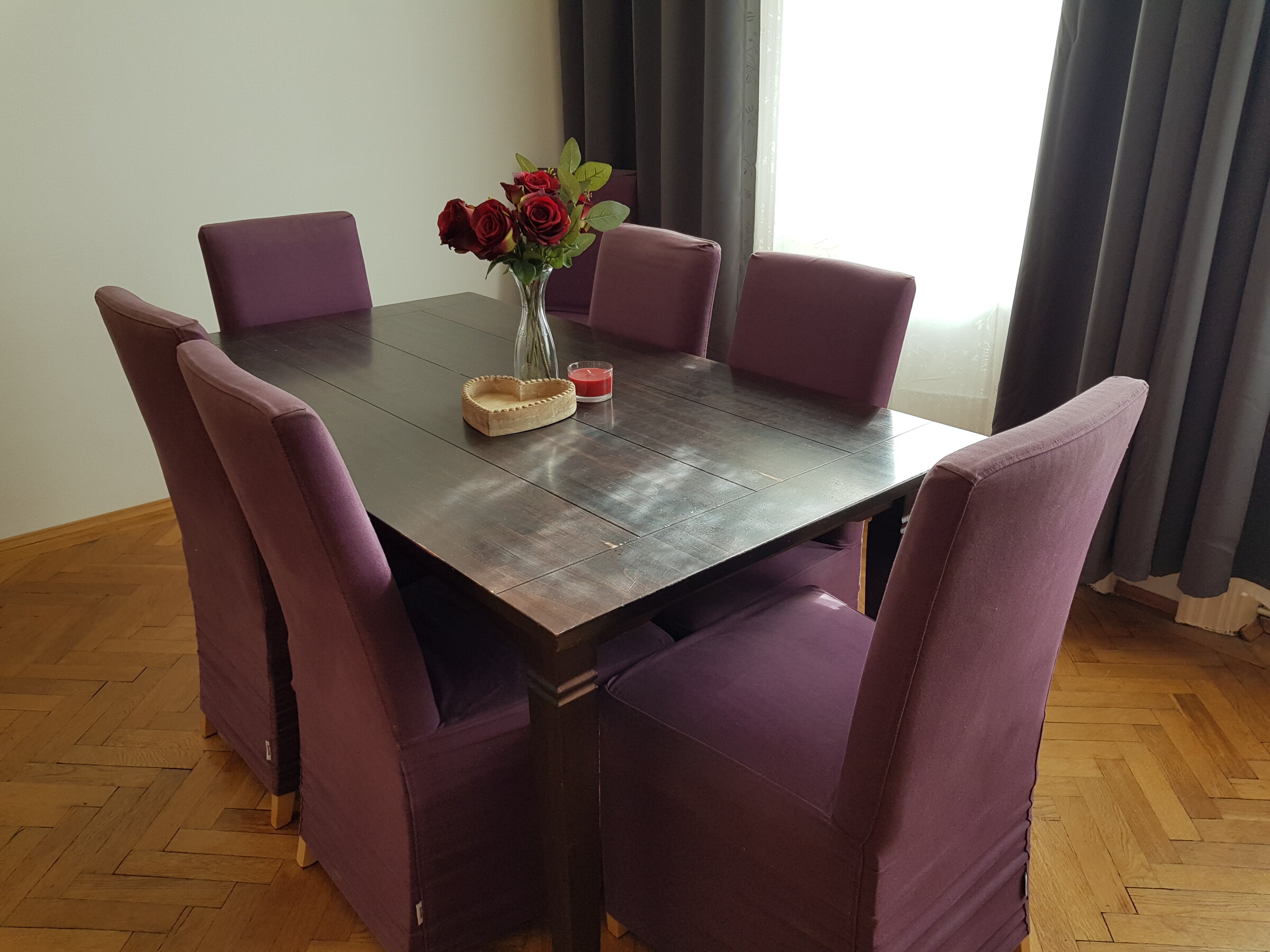 Stilvolles Esszimmer mit dunklem Holztisch & lila Stühlen – 3-Zimmer Wohnung, Kurzzeitmiete Wien, Wohnen auf Zeit 1–6 Monate.