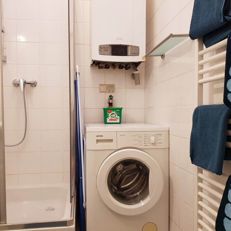 Dusche und Waschmaschine