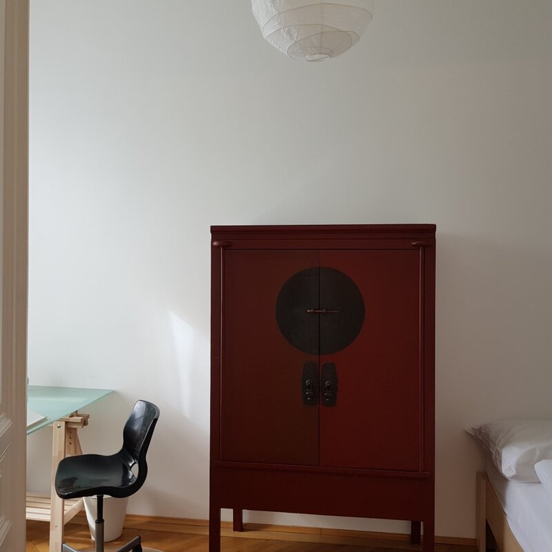 Schreibtisch, Schrank und Doppelbett