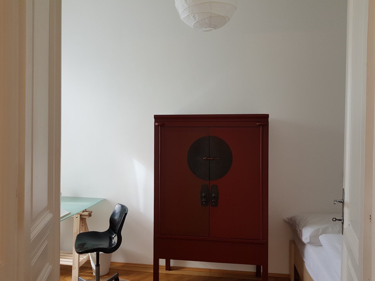 Schreibtisch, Schrank und Doppelbett