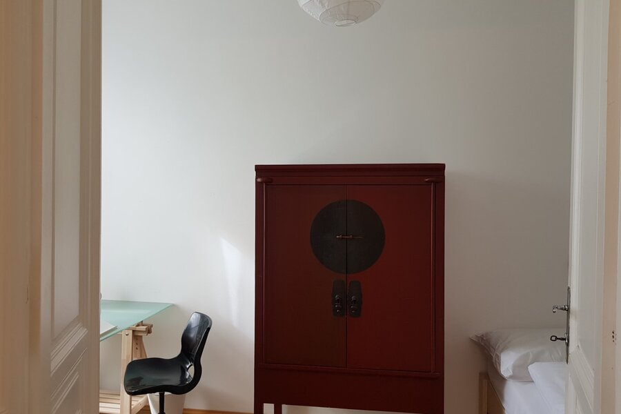 Schreibtisch, Schrank und Doppelbett
