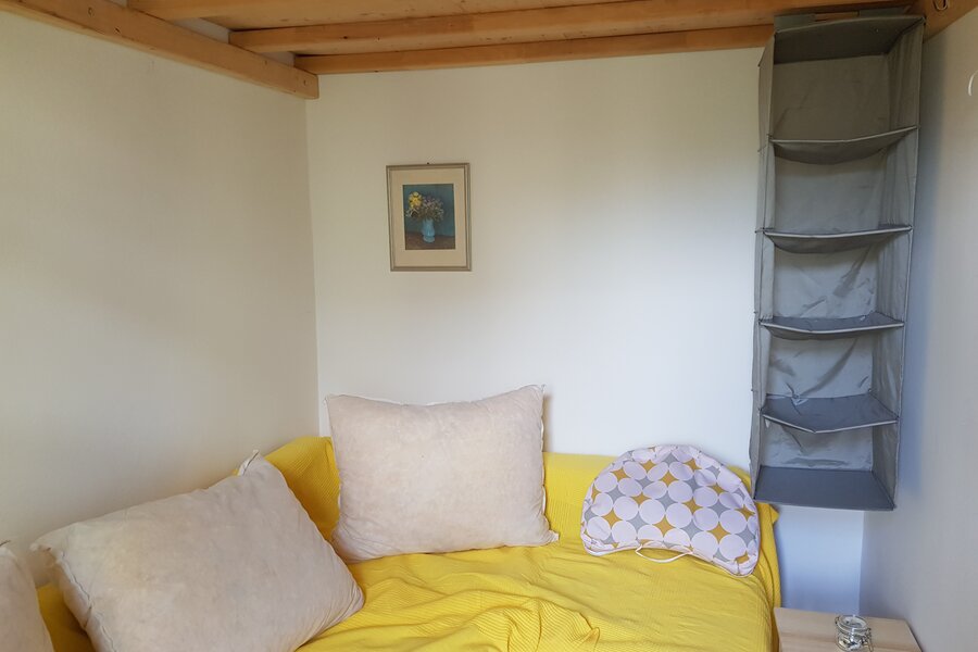Einzelbett unter Hochbett