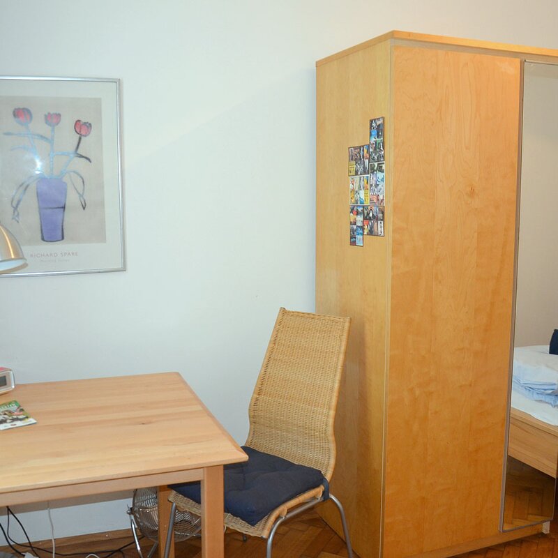 Schreibtisch und Kleiderschrank