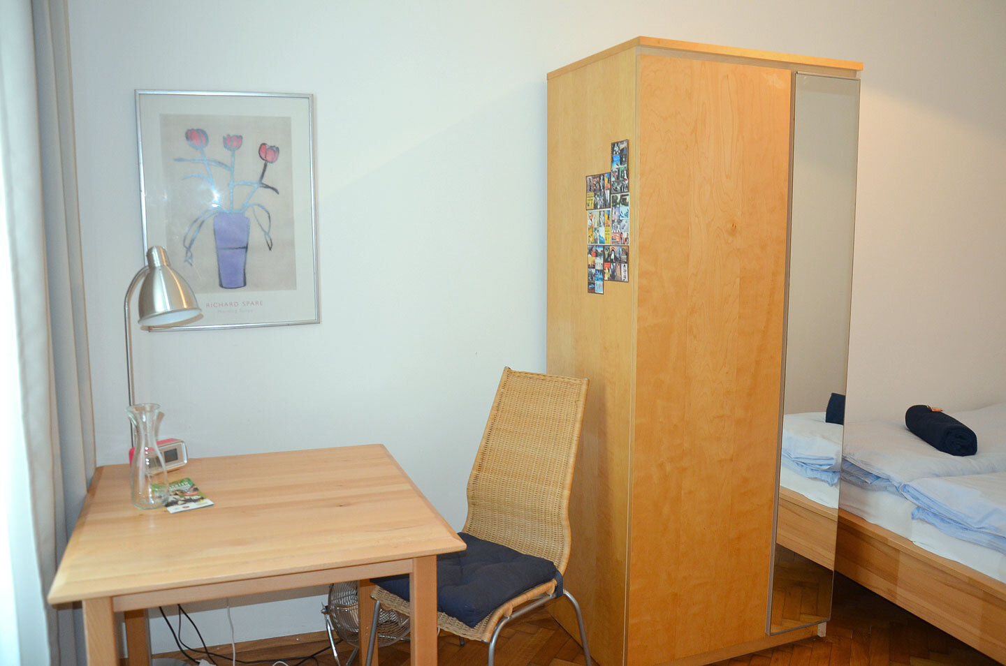 Schreibtisch und Kleiderschrank