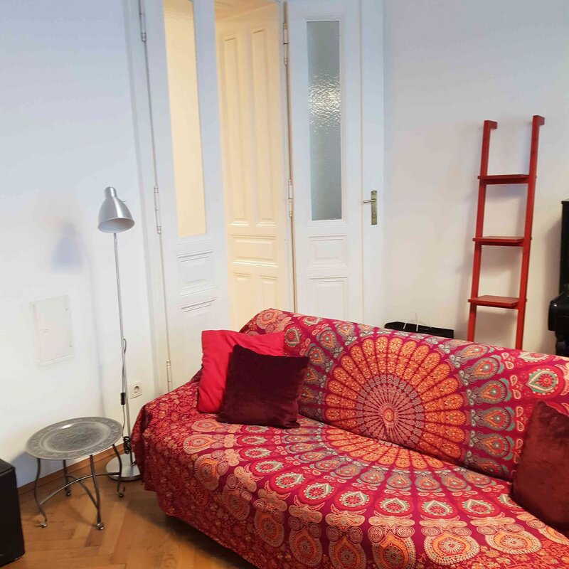 Living room with parquet & sofa – 5-room flat, short-term rental Vienna, temporary housing for 1 to 6 months