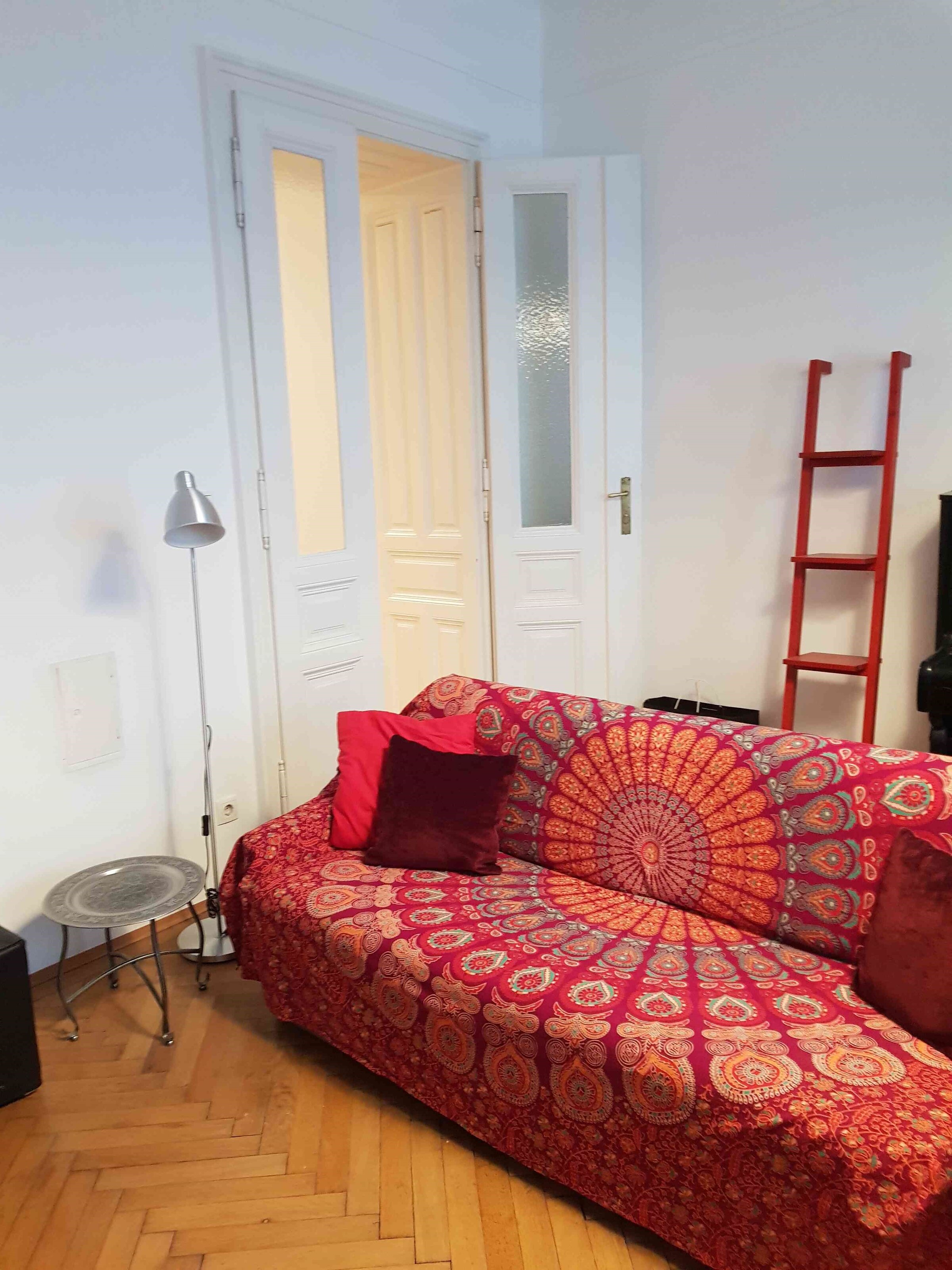 Living room with parquet & sofa – 5-room flat, short-term rental Vienna, temporary housing for 1 to 6 months