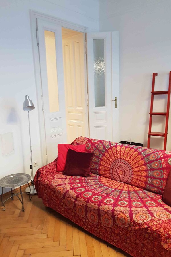 Living room with parquet & sofa – 5-room flat, short-term rental Vienna, temporary housing for 1 to 6 months