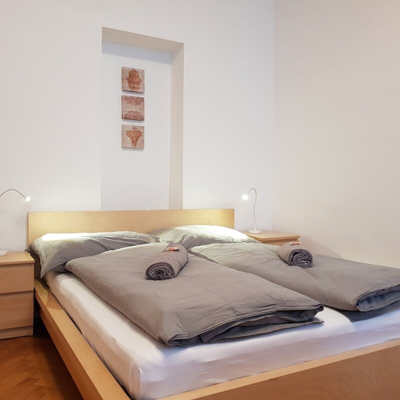 Bright bedroom with double bed – 2-room apartment for short-term rental & temporary housing for 1 to 6 months in Vienna