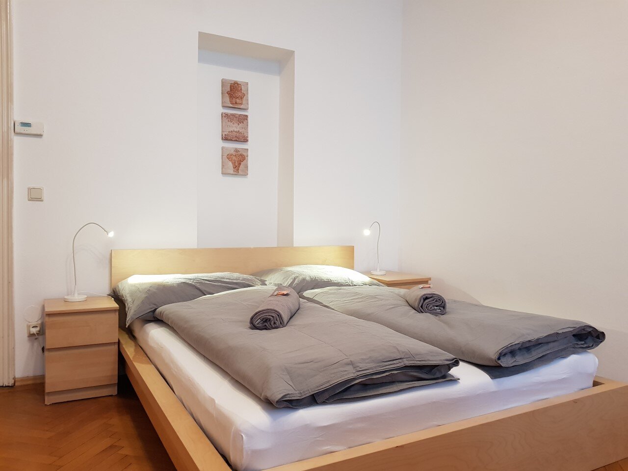 Bright bedroom with double bed – 2-room apartment for short-term rental & temporary housing for 1 to 6 months in Vienna