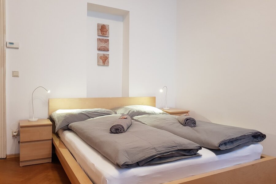 Bright bedroom with double bed – 2-room apartment for short-term rental & temporary housing for 1 to 6 months in Vienna