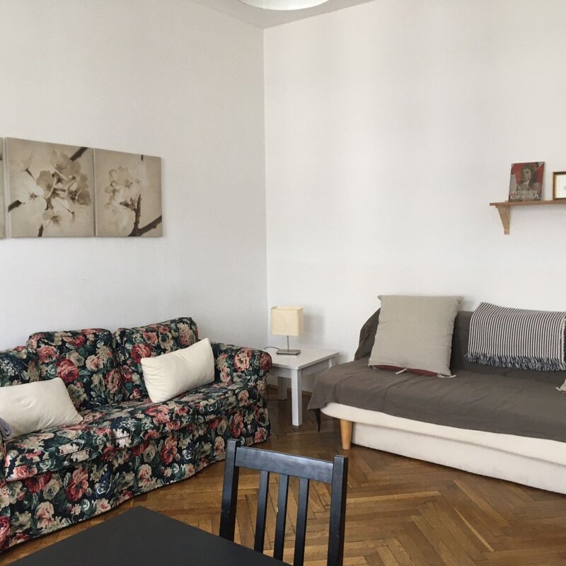 Helles Wohnzimmer mit Parkettboden – 2-Zimmer Wohnung zur Kurzzeitmiete, Wohnen auf Zeit 1 bis 6 Monate, Wien