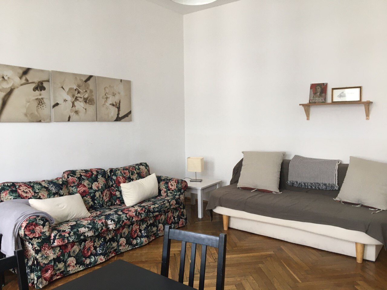 Helles Wohnzimmer mit Parkettboden – 2-Zimmer Wohnung zur Kurzzeitmiete, Wohnen auf Zeit 1 bis 6 Monate, Wien