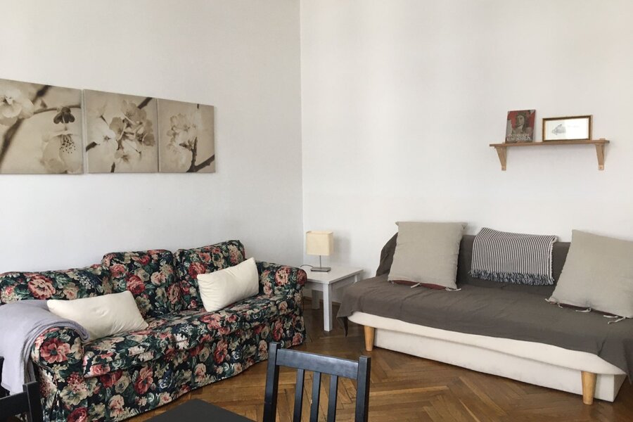 Helles Wohnzimmer mit Parkettboden – 2-Zimmer Wohnung zur Kurzzeitmiete, Wohnen auf Zeit 1 bis 6 Monate, Wien