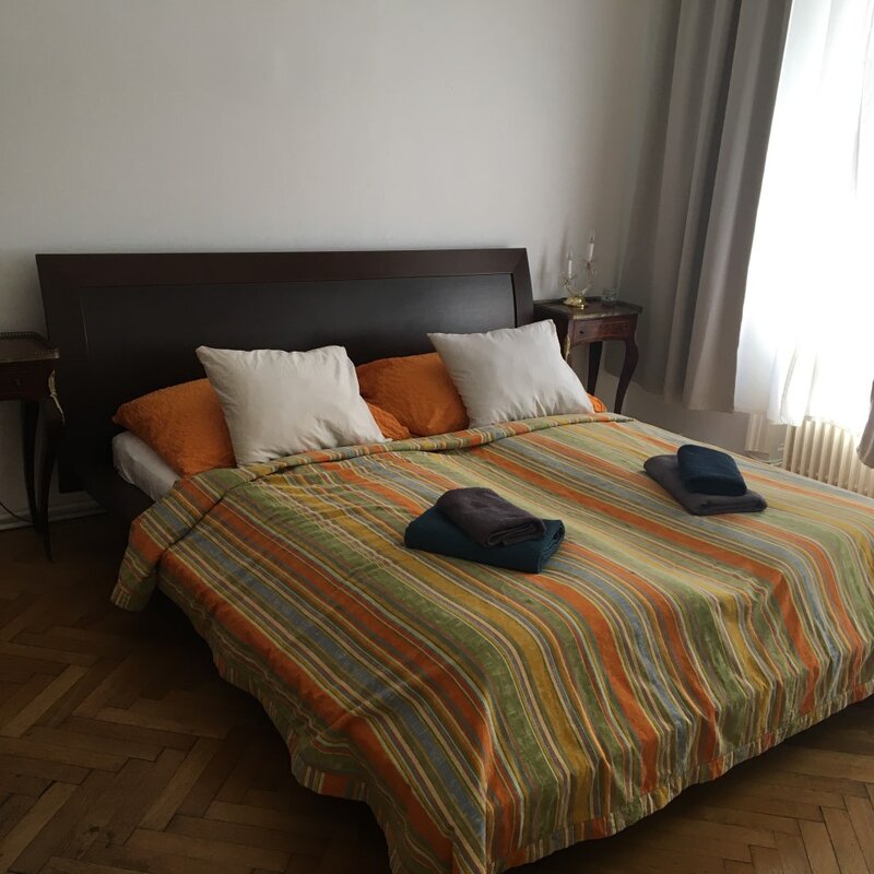 Helles Schlafzimmer mit Parkettboden in 3-Zimmer-Wohnung – Kurzzeitmiete Wien, Wohnen auf Zeit für 1 bis 6 Monate