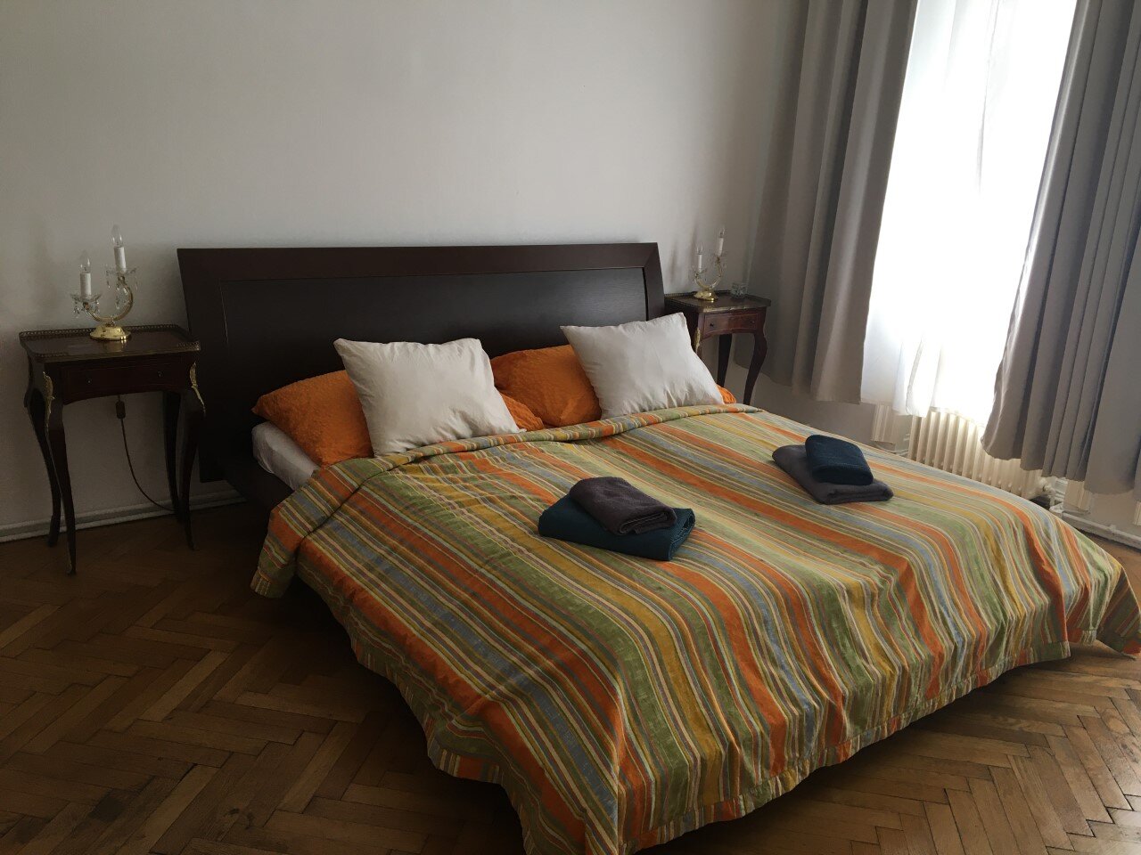 Helles Schlafzimmer mit Parkettboden in 3-Zimmer-Wohnung – Kurzzeitmiete Wien, Wohnen auf Zeit für 1 bis 6 Monate