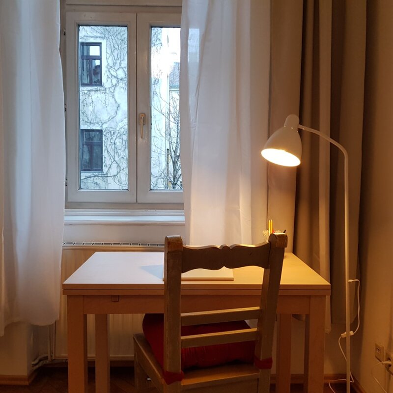 Schreibtisch, Blick in den Hof