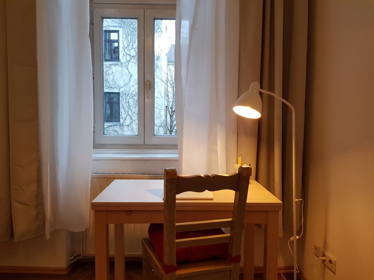 Schreibtisch, Blick in den Hof