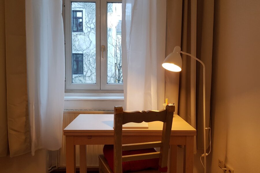 Schreibtisch, Blick in den Hof