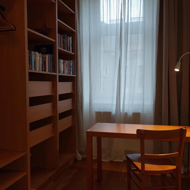 Kleiderschrank und Schreibtisch