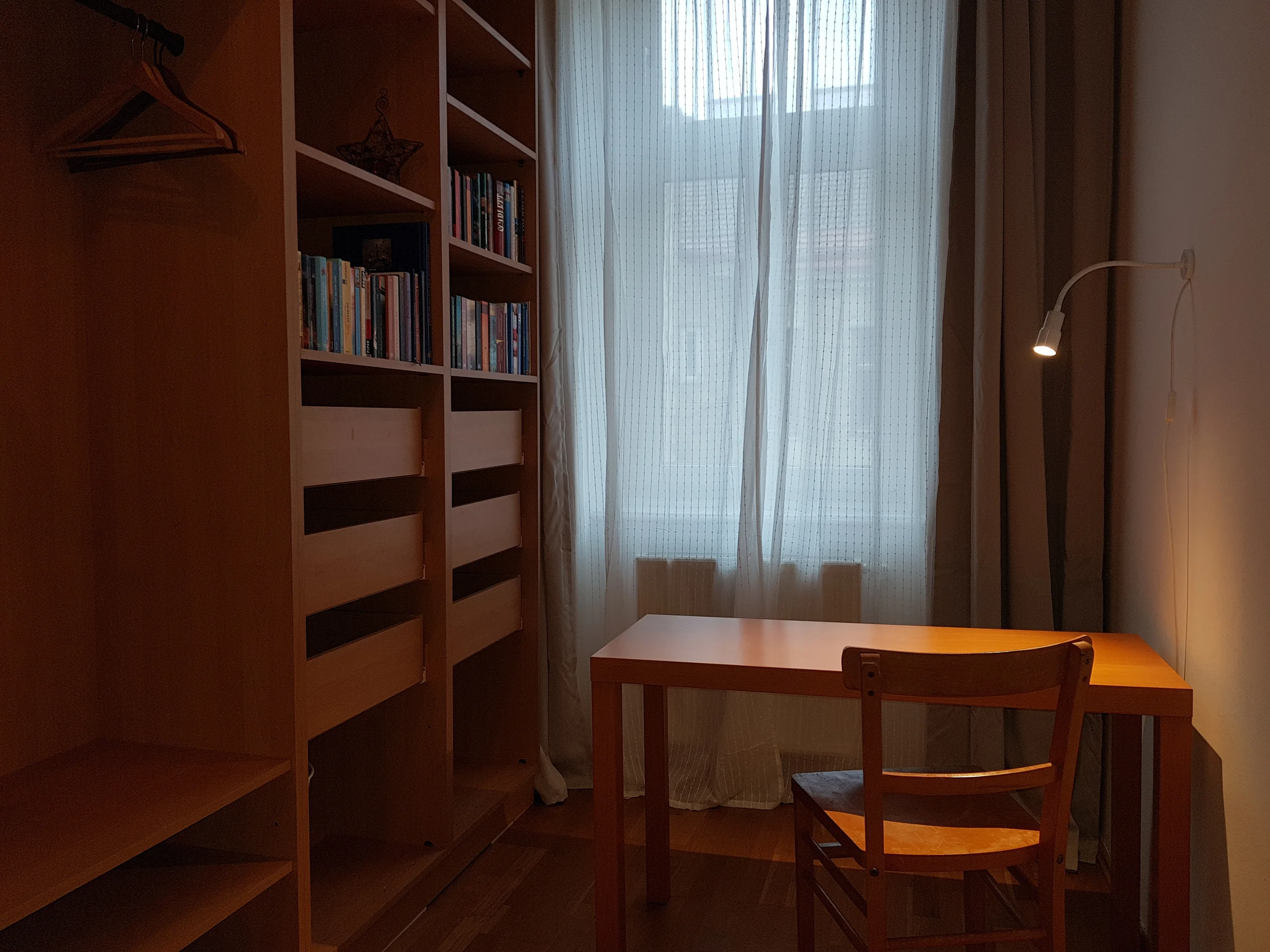 Kleiderschrank und Schreibtisch