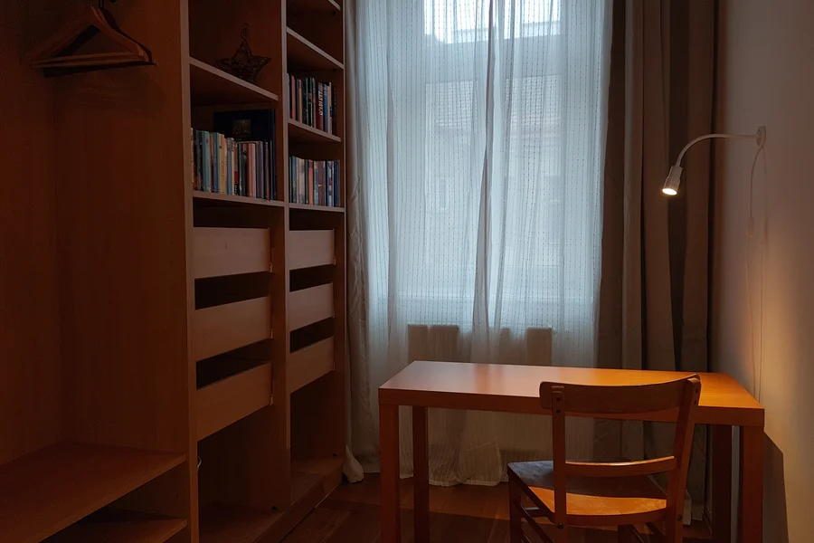 Kleiderschrank und Schreibtisch