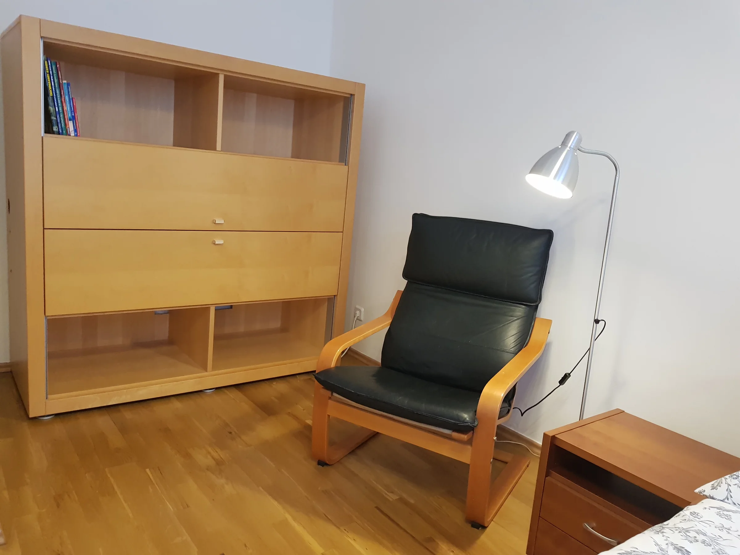 Kleiderschrank und Leseecke