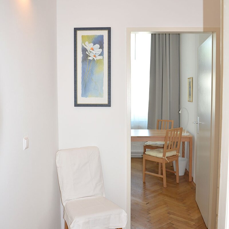 Flur mit Blick ins Schlafzimmer