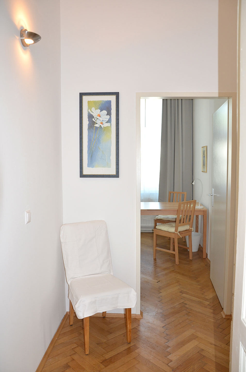 Flur mit Blick ins Schlafzimmer