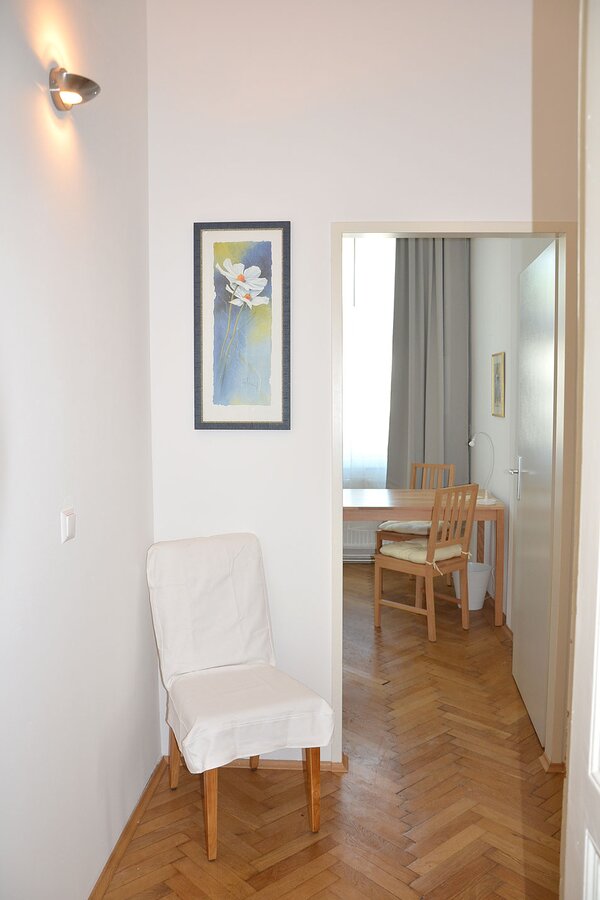 Flur mit Blick ins Schlafzimmer