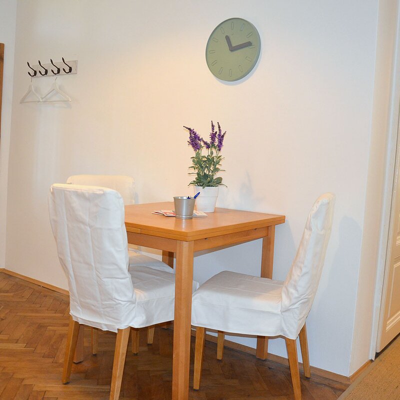 Vorraum mit kleinem Tisch