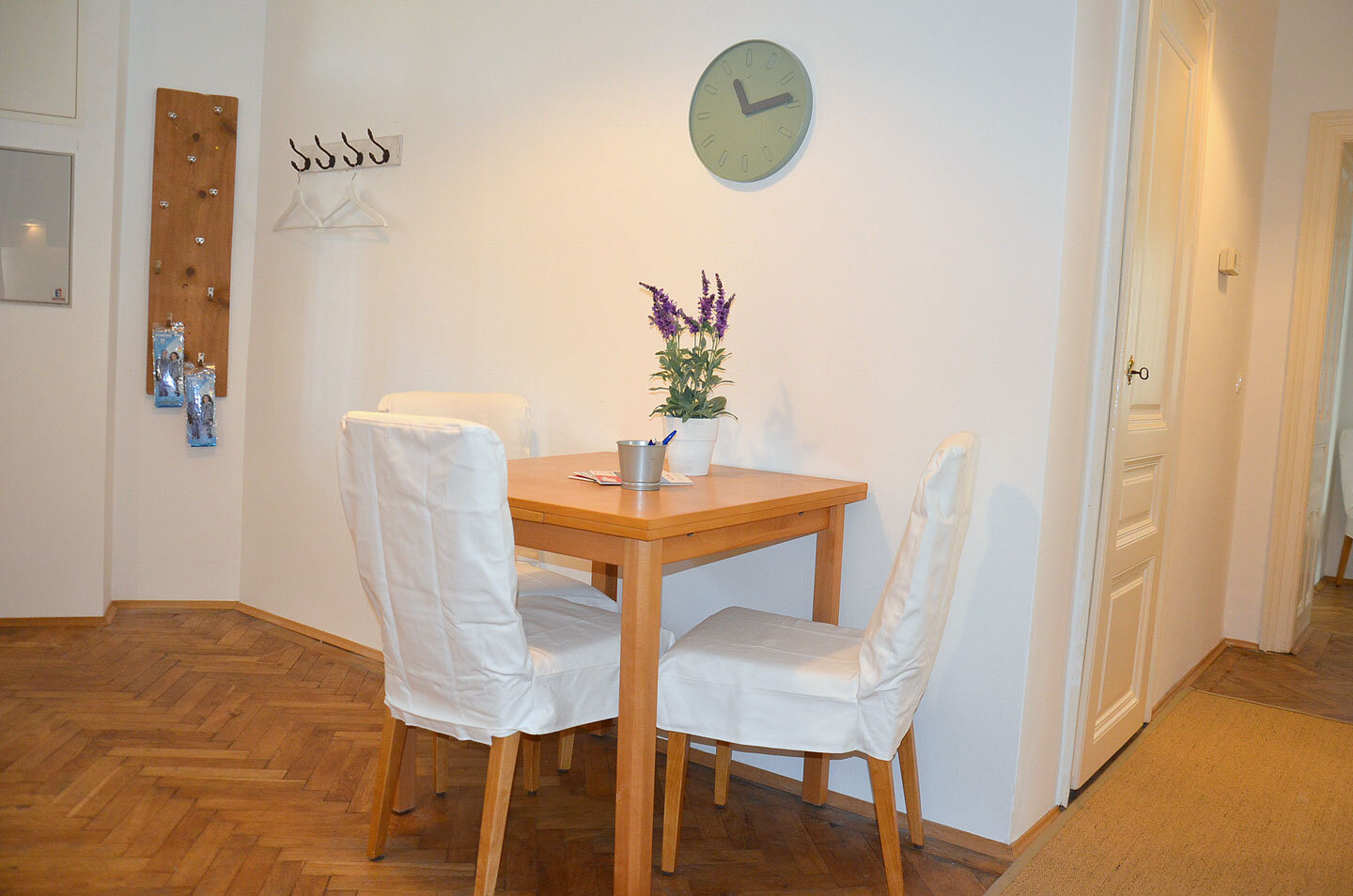 Vorraum mit kleinem Tisch