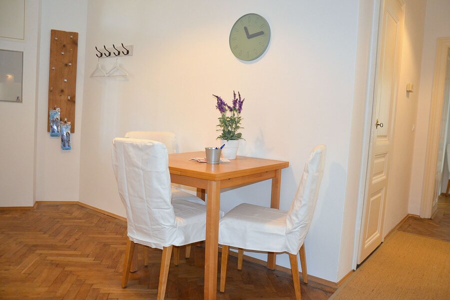 Vorraum mit kleinem Tisch