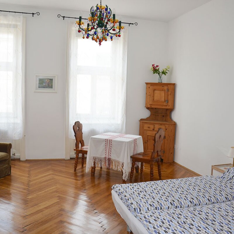Bright living area with parquet floor & chandelier – 1-room apt for short-term rental in Vienna