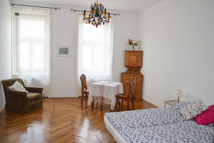 Bright living area with parquet floor & chandelier – 1-room apt for short-term rental in Vienna