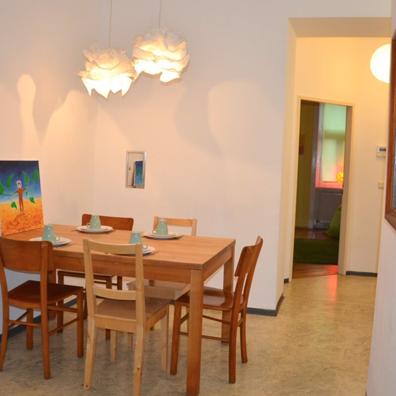 Esstisch neben Küche