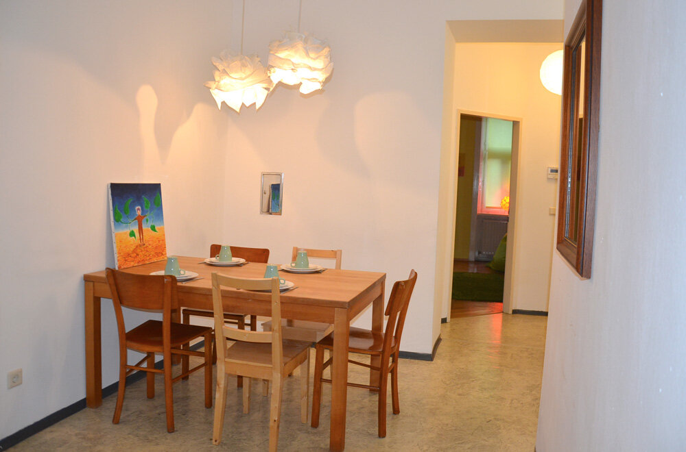 Esstisch neben Küche