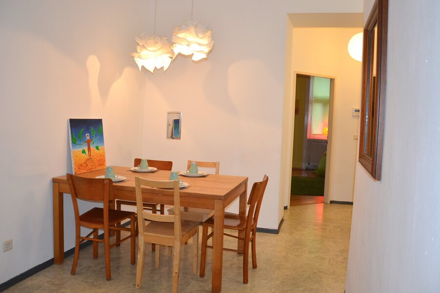 Esstisch neben Küche