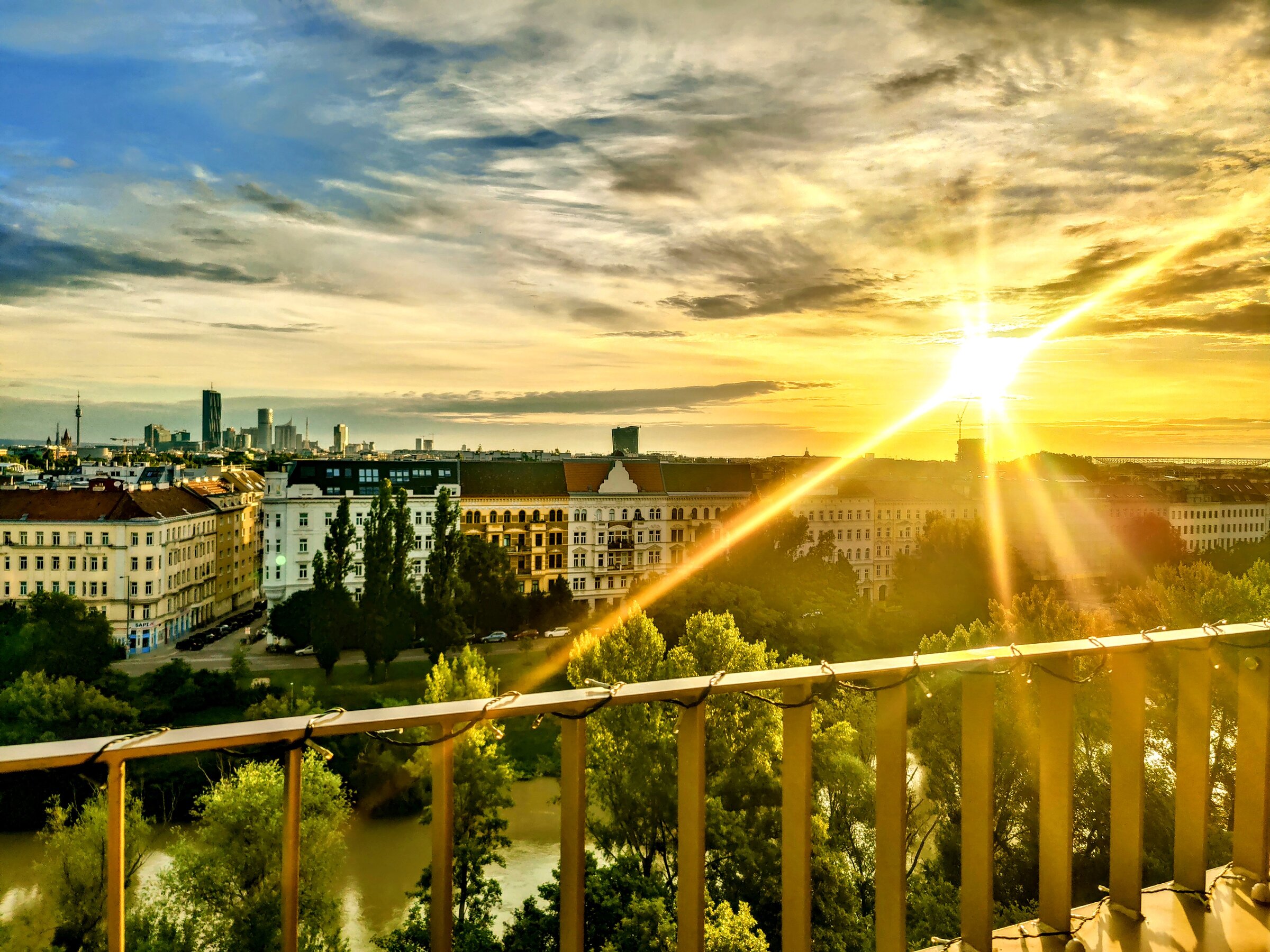 Traumhafter Sonnenaufgang über dem Donaukanal und Prater | © Petra Messinger 