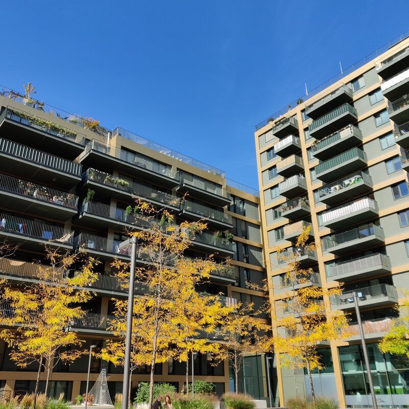 Mit Springbrunnen, Cafe und Kinderspielplatz | © Petra Messinger 