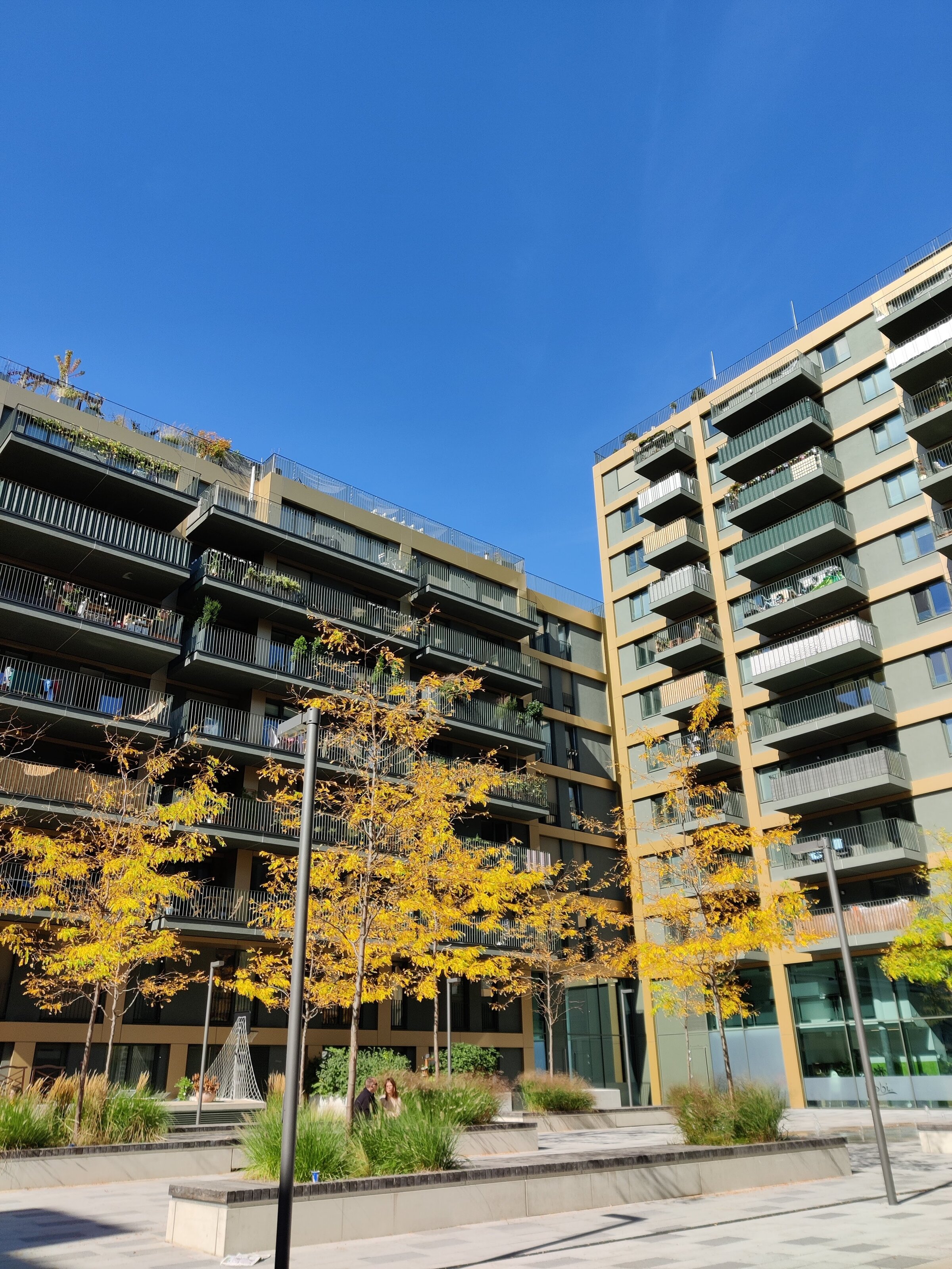 Mit Springbrunnen, Cafe und Kinderspielplatz | © Petra Messinger 