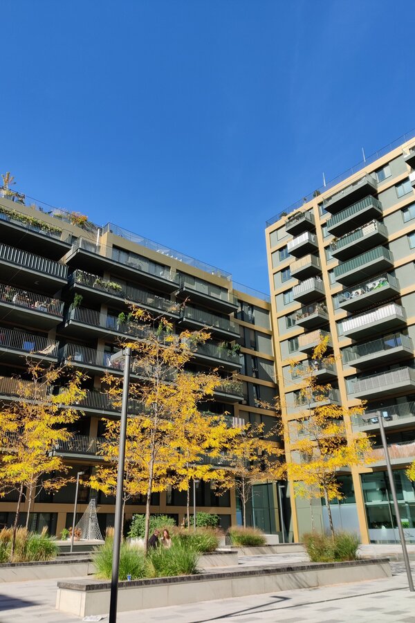 Mit Springbrunnen, Cafe und Kinderspielplatz | © Petra Messinger 