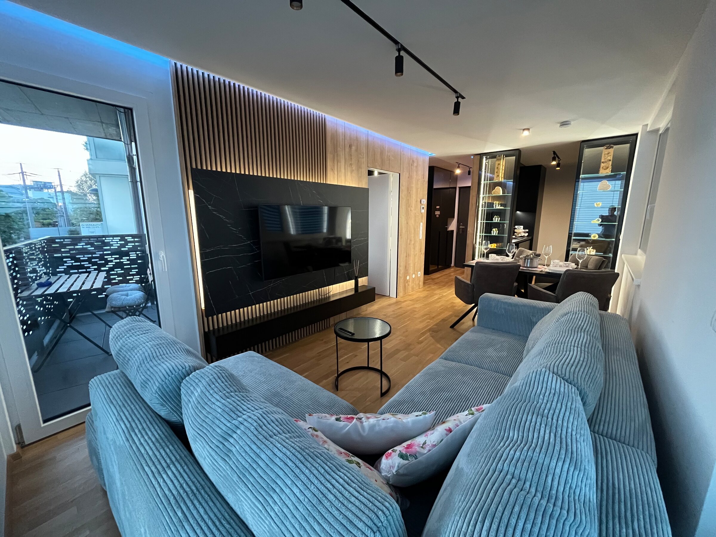 Moderner Wohnbereich mit TV-Wand & Kordel-Sofa – 2-Zimmer-Wohnung zur Kurzzeitmiete in Wien