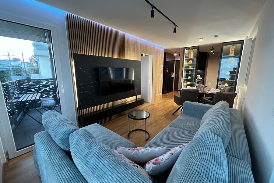 Moderner Wohnbereich mit TV-Wand & Kordel-Sofa – 2-Zimmer-Wohnung zur Kurzzeitmiete in Wien
