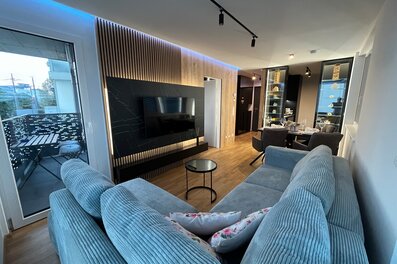 Moderner Wohnbereich mit TV-Wand & Kordel-Sofa – 2-Zimmer-Wohnung zur Kurzzeitmiete in Wien