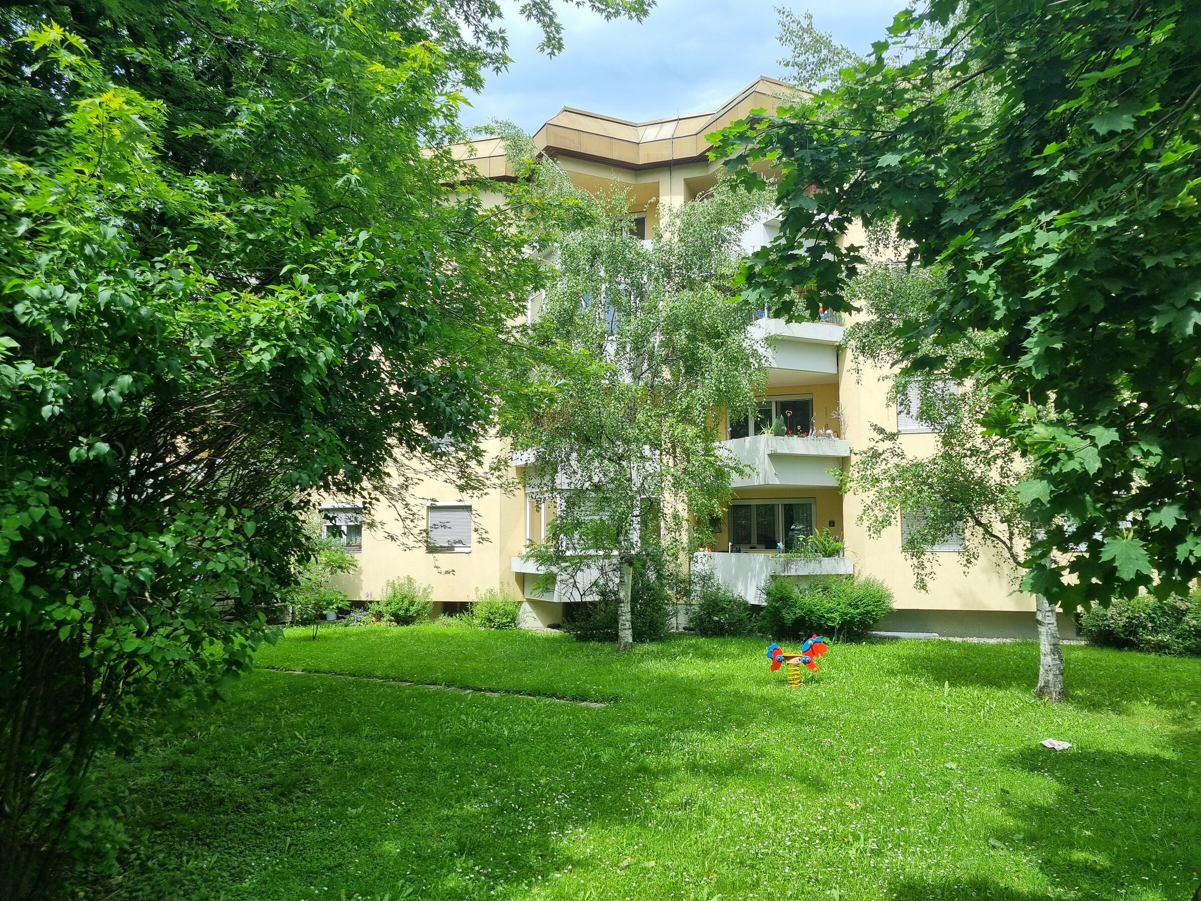 Well-kept residential building with green grounds – 2-room apartment, short-term rental & temporary housing for 1 to 6 months in Villach