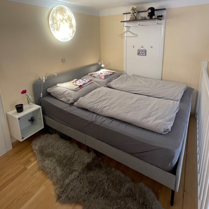 Gemütliches Schlafzimmer mit Mondlampe – 1-Zimmer Apartment zur Kurzzeitmiete & Wohnen auf Zeit für 1 bis 6 Monate in Bad Ischl
