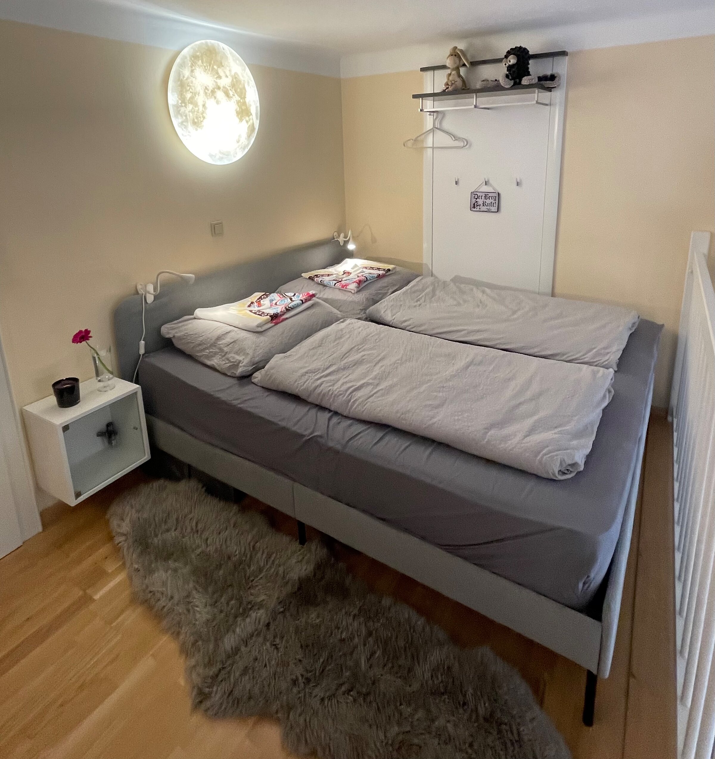 Gemütliches Schlafzimmer mit Mondlampe – 1-Zimmer Apartment zur Kurzzeitmiete & Wohnen auf Zeit für 1 bis 6 Monate in Bad Ischl