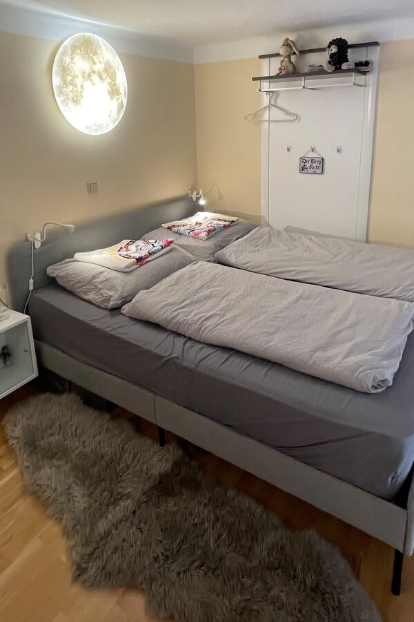 Gemütliches Schlafzimmer mit Mondlampe – 1-Zimmer Apartment zur Kurzzeitmiete & Wohnen auf Zeit für 1 bis 6 Monate in Bad Ischl