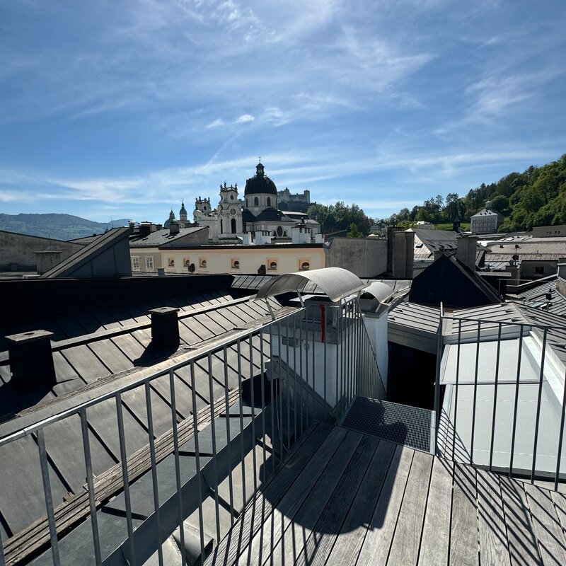 Dachterrasse mit Blick auf Salzburgs Altstadt & Dom – 3-Zimmer Wohnung, Kurzzeitmiete, Wohnen auf Zeit für 1 bis 6 Monate
